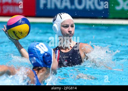 BUDAPEST, UNGARN - 2. JULI: Vasiliki Plevritou, Viviane Bahia von Frankreich während der FINA World Championships Budapest 2022 7.-8. Platzspiel Frankreich gegen Griechenland am 2. Juli 2022 in Budapest, Ungarn (Foto: Albert ten Hove/Orange Picts) Stockfoto