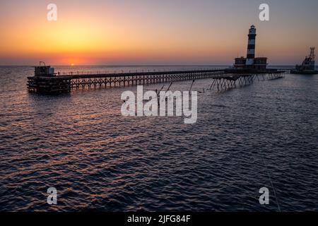 Sonnenuntergang am Leuchtturm am Daedalus Riff, Rotes Meer, Ägypten Stockfoto