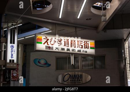 Kurashiki, Okayama JAPAN - Dez 2 2021 : Ein Zeichen der Einkaufsstraße Ebisu Dori Shotengai von Kurashiki. Es befindet sich in der Nähe des Ohara Museum of Art Stockfoto