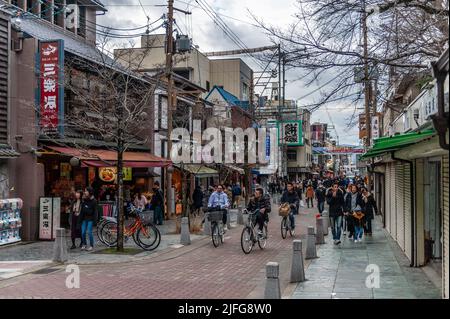 Nara, Japan - 5. Januar 2020 Außenaufnahme von Nara, einer historischen Stadt in Japan, die für ihre vielen Tempel und Schreine berühmt ist. Viele Menschen besuchen die ersten Tage des neuen Jahres. Stockfoto