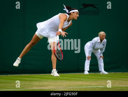 Caroline Garcia aus Frankreich im Einsatz gegen Shuai Zhang aus China während der dritten Runde der Wimbledon Championships 2022, Grand Slam Tennisturnier am 1. Juli 2022 im All England Lawn Tennis Club in Wimbledon bei London, England - Foto: Rob Prange/DPPI/LiveMedia Stockfoto