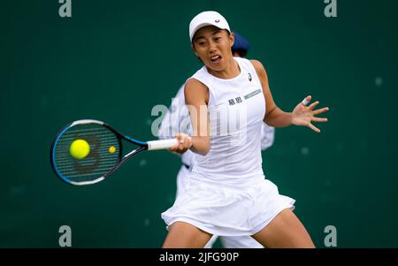 Shuai Zhang aus China im Einsatz gegen Caroline Garcia aus Frankreich während der dritten Runde der Wimbledon Championships 2022, Grand Slam Tennisturnier am 1. Juli 2022 im All England Lawn Tennis Club in Wimbledon bei London, England - Foto: Rob Prange/DPPI/LiveMedia Stockfoto