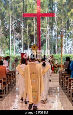 Weihnachtsmesse und Kongregation in der Mariä-Himmelfahrt-Kirche, Banglamung Siam Country Club, Pattaya, Chonburi, Thailand Stockfoto