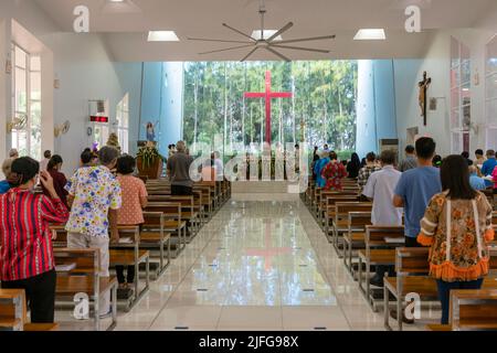 Weihnachtsmesse und Kongregation in der Mariä-Himmelfahrt-Kirche, Banglamung Siam Country Club, Pattaya, Chonburi, Thailand Stockfoto