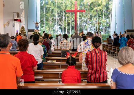 Weihnachtsmesse und Kongregation in der Mariä-Himmelfahrt-Kirche, Banglamung Siam Country Club, Pattaya, Chonburi, Thailand Stockfoto