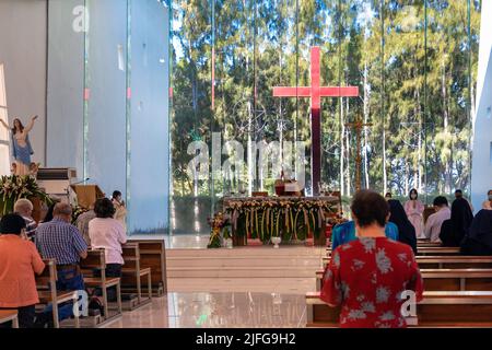 Weihnachtsmesse und Kongregation in der Mariä-Himmelfahrt-Kirche, Banglamung Siam Country Club, Pattaya, Chonburi, Thailand Stockfoto