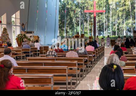 Weihnachtsmesse und Kongregation in der Mariä-Himmelfahrt-Kirche, Banglamung Siam Country Club, Pattaya, Chonburi, Thailand Stockfoto