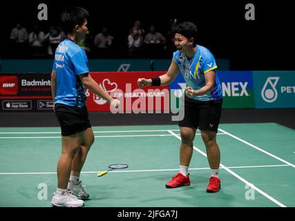 Kuala Lumpur, Malaysia. 03.. Juli 2022. Apriyani Rahayu (R) und Siti Fadia Silva Ramadhanti aus Indonesien feiern, nachdem sie Zhang Shu Xian und Zheng Yu aus China beim Women's Doubles Final Match der Petronas Malaysia Open 2022 in der Axiata Arena, Bukit Jalil, besiegt haben. Kredit: SOPA Images Limited/Alamy Live Nachrichten Stockfoto