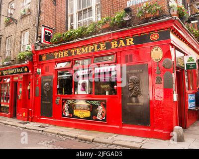 Dublin, Irland - 22. Mai 2022: Berühmte und ikonische Temple Bar im Zentrum von Dublin, Irland. Stockfoto