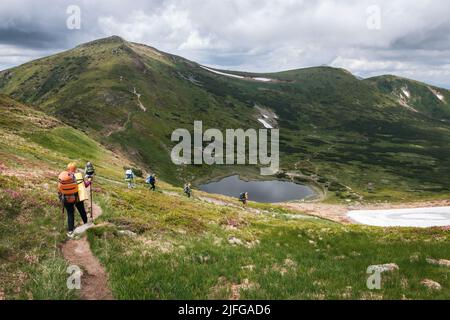 Lake Nesamovyte in den ukrainischen Karpaten. Der Hoverla-Gipfel der ukrainischen Karpaten hängt vor dem Hintergrund des Himmels und der Wolken Stockfoto