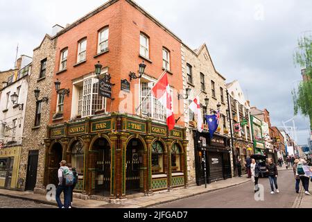 Dublin, Irland - 22. Mai 2022: Restaurant und Unterkunft im Viertel Temple Bar im Zentrum von Dublin, Irland. Stockfoto