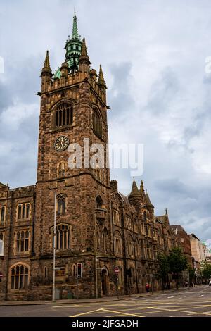 Belfast, Vereinigtes Königreich - 21. Mai 2022: Tower of the Assembly Buildings Conference Center in Belfast, Nordirland. Stockfoto