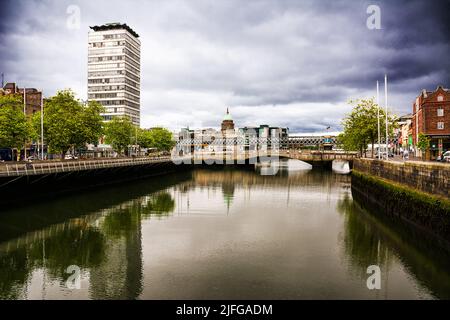 Dublin, Irland - 22. Mai 2022: Millenium Bridge e Liffey RiverCastle im Temple Bar Viertel im Zentrum von Dublin, Irland. Stockfoto