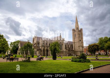 Dublin, Irland - 22. Mai 2022: St. Patrick's Cathedral, mit dem Turm und den Gärten im Zentrum von Dublin, Irland. Stockfoto