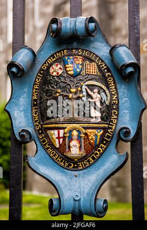 Dublin, Irland - 22. Mai 2022: Wappen als Relief an einem eisernen Tor der St. Patrick's Cathedral, im Zentrum von Dublin, Irland. Stockfoto