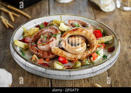 Blick von oben auf eine Portion gegrillter Würstchen Stockfoto
