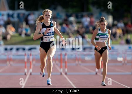 Die Belgierin Margo Van Puyvelde wurde während des Hürdenrennens der Frauen 400m beim Leichtathletik-Treffen „KBC Nacht van de Atletiek“ in Heusden-Zolder am Samstag, dem 02. Juli 2022, in Aktion gezeigt. BELGA FOTO KRISTOF VAN ACCOM Stockfoto