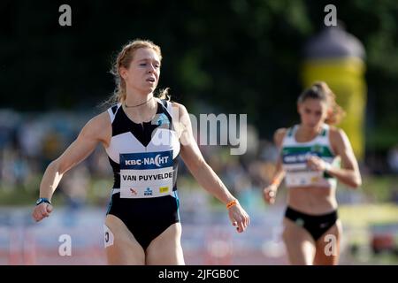 Die Belgierin Margo Van Puyvelde wurde während des Hürdenrennens der Frauen 400m beim Leichtathletik-Treffen „KBC Nacht van de Atletiek“ in Heusden-Zolder am Samstag, dem 02. Juli 2022, in Aktion gezeigt. BELGA FOTO KRISTOF VAN ACCOM Stockfoto