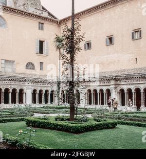 1972. April in Rom, Italien - Basilika des heiligen Paulus vor den Mauern (Basilica di San Paolo fuori le mura). Archivscan von einem Dia. Stockfoto