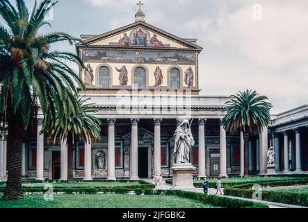 1972. April in Rom, Italien - Basilika des heiligen Paulus vor den Mauern (Basilica di San Paolo fuori le mura). Archivscan von einem Dia. Stockfoto