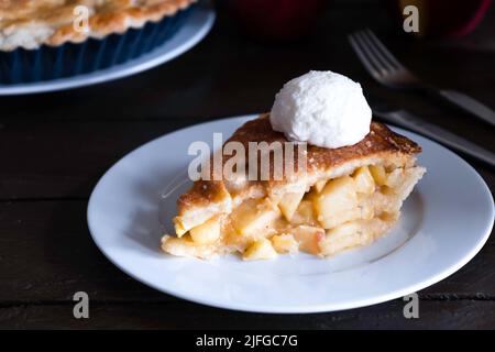 Apfelkuchen. Scheibe Apfelkuchen mit Eis Stockfoto