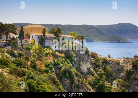 Schöne Landschaft des Paleokastritsa Klosters an der Küste Ionisches Meer in der paradiesischen Insel Korfu oder Kerkyra, Griechenland, Europa Stockfoto