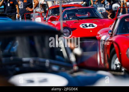 34 VAN DER LOF / VAN DER LOF / BUURMAN (NL), Ferrari 250 LM / 1965 , Aktion während der Le Mans Classic 2022 vom 30. Juni bis 3. Juli 2022 auf dem Circuit des 24 Heures du Mans, in Le Mans, Frankreich - Foto Julien Delfosse / DPPI Stockfoto