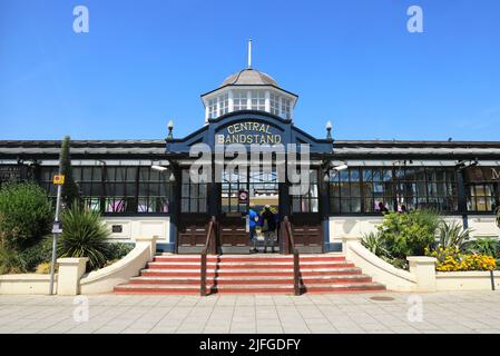 Der klassische Central Bandstand an der Küste von Herne Bay im Norden von Kent, Großbritannien Stockfoto