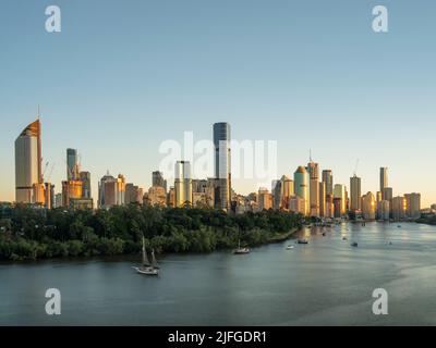 Sonnenaufgang über der Stadt Brisbane. Brisbane ist die Hauptstadt von Queensland und liegt an der Ostküste Australiens. Stockfoto