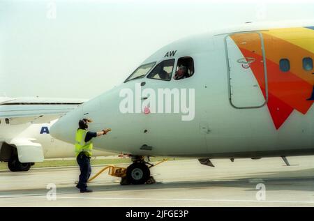 Die Bodencrew am Flughafen London City spricht mit dem Flugzeugpiloten Stockfoto