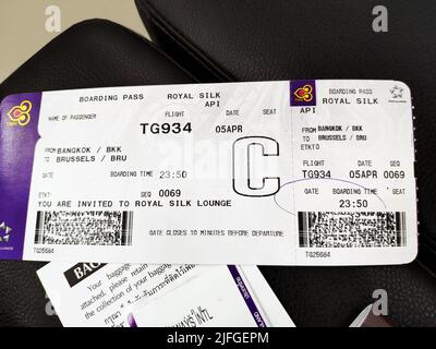 5. April 2019: Thai Passport mit Thai Airways Business Class Royal Silk Boarding Pass für Reisen nach Brussel am Flughafen Bangkok - nur Edotorial Stockfoto