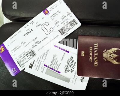 5. April 2019: Thai Passport mit Thai Airways Business Class Royal Silk Boarding Pass für Reisen nach Brussel am Flughafen Bangkok, nur redaktionell Stockfoto