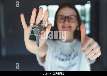 Glückliche Frau Mieter Käufer Umzug in neues Zuhause Nehmen Sie Selfie auf Handy-Kamera mit Schlüsseln in der Hand. Aufgeregt junge Millennial Mädchen stolz auf den Kauf Wohnung machen vi Stockfoto