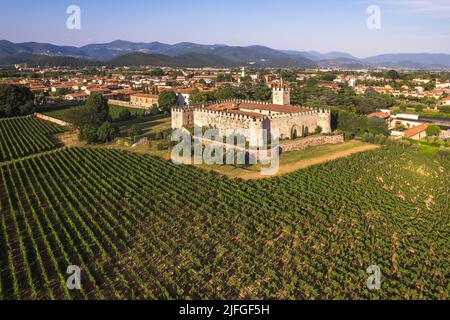 Luftaufnahme der mittelalterlichen Burg zwischen den Weinbergen, Passirano, Franciacorta, Italien, Stockfoto