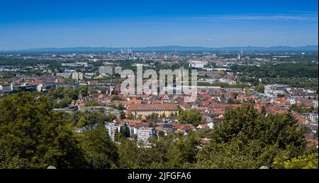 Panoramablick auf Durbach und Karlsruhe vom Turmberg aus. Baden Württemberg, Deutschland, Europa Stockfoto