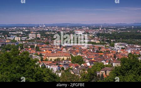 Panoramablick auf Durbach und Karlsruhe vom Turmberg aus. Baden Württemberg, Deutschland, Europa Stockfoto