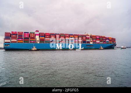 MOL-Containerschiff fährt in Richtung Hafen von Southampton, England, Großbritannien. Stockfoto