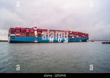 MOL-Containerschiff fährt in Richtung Hafen von Southampton, England, Großbritannien. Stockfoto