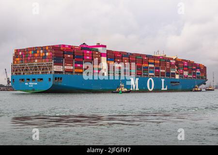 MOL-Containerschiff fährt in Richtung Hafen von Southampton, England, Großbritannien. Stockfoto