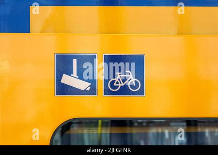 Rotterdam - juli 2., Präsentation der neuen INCG Intercity in den Niederlanden: Schild für CCTV und Fahrradbereich vor der Tür Stockfoto