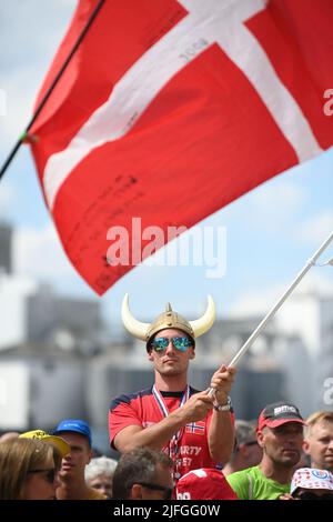 Vejle nach Sonderborg, Dänemark. 3.. Juli 2022. Vejle, Dänemark. 03.. Juli 2022. Dänische Radsportfans am Sonntag, den 03. Juli 2022, zu Beginn der dritten Etappe des Radrennens der Tour de France, 182km von Vejle nach Sonderborg, Dänemark. Die diesjährige Tour de France findet vom 01. Bis 24. Juli 2022 statt und startet mit drei Etappen in Dänemark. BELGA FOTO DAVID STOCKMAN Credit: Belga News Agency/Alamy Live News Credit: Belga News Agency/Alamy Live News Stockfoto