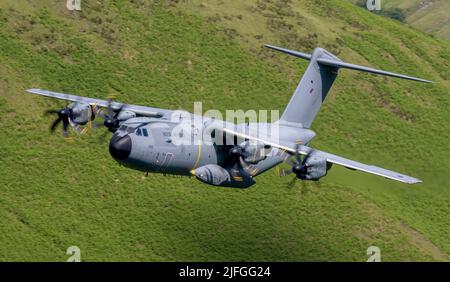 RAF ATLAS C.1 (A400M) navigiert durch LFA7 in Wales auf einer Trainingsfahrt auf niedrigem Niveau Stockfoto