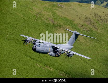 RAF ATLAS C.1 (A400M) navigiert durch LFA7 in Wales auf einer Trainingsfahrt auf niedrigem Niveau Stockfoto