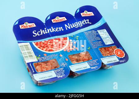 Hamburg, Deutschland - Juni 30 2022: Deutsche Schweinshackwürfel und Packung von Reinert Stockfoto