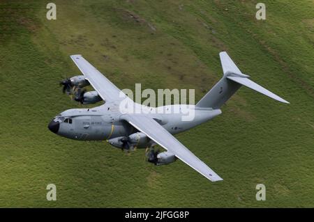 RAF ATLAS C.1 (A400M) navigiert durch LFA7 in Wales auf einer Trainingsfahrt auf niedrigem Niveau Stockfoto