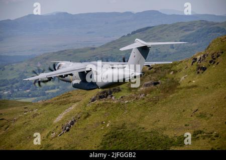 RAF ATLAS C.1 (A400M) navigiert durch LFA7 in Wales auf einer Trainingsfahrt auf niedrigem Niveau Stockfoto