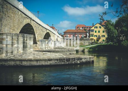 Blick auf Regensburg über die Donau in der Nähe der Steinbrücke Stockfoto