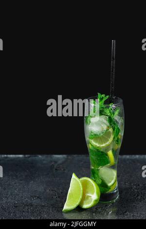 Mojito Cocktail mit Limette, Zitrone und Minze in einem Glas. Frischecocktail. Das Konzept eines luxuriösen alkoholischen Getränks. Stockfoto