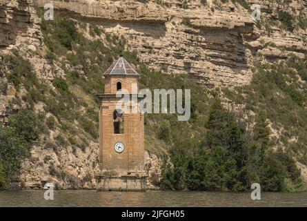Turm der Kirche San Juan Evangelista im Stausee Ribarroja, Aragon, Spanien Stockfoto