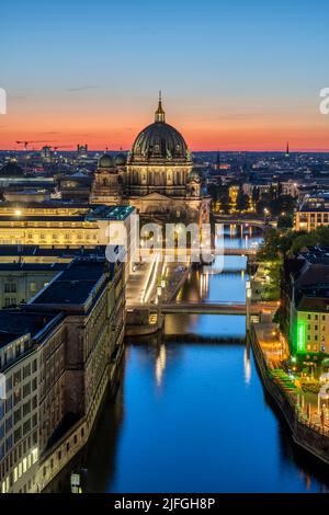 Die Spree in Berlin bei Nacht mit dem Dom im Hintergrund Stockfoto